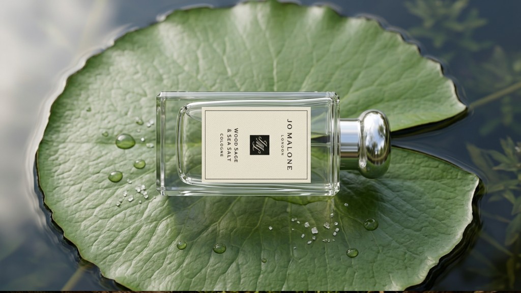 Flacon Jo Malone posé sur une feuille de nénuphar au-dessus de l'eau, scène lifestyle générée