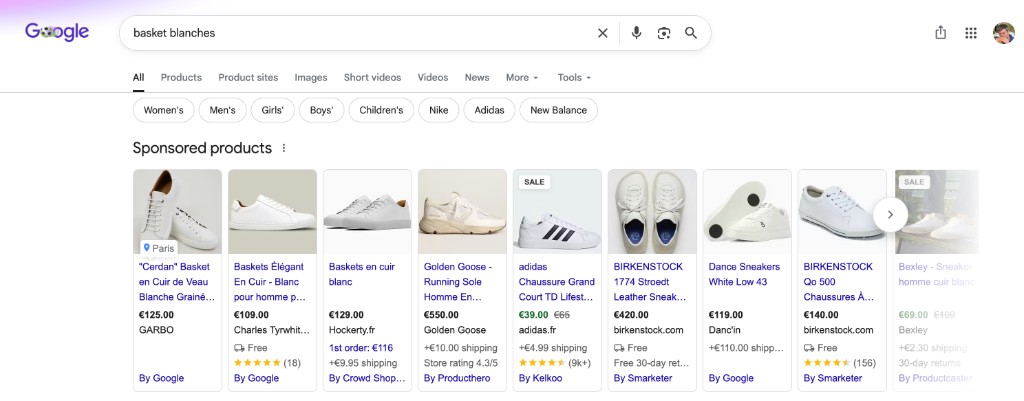 Resultados de Google Shopping para «zapatillas blancas»: una decena de productos muy similares ofrecidos por comercios competidores